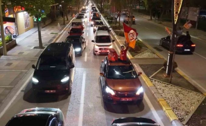 Aksaray sokaklarında Galatasaraylıların coşkulu kutlaması