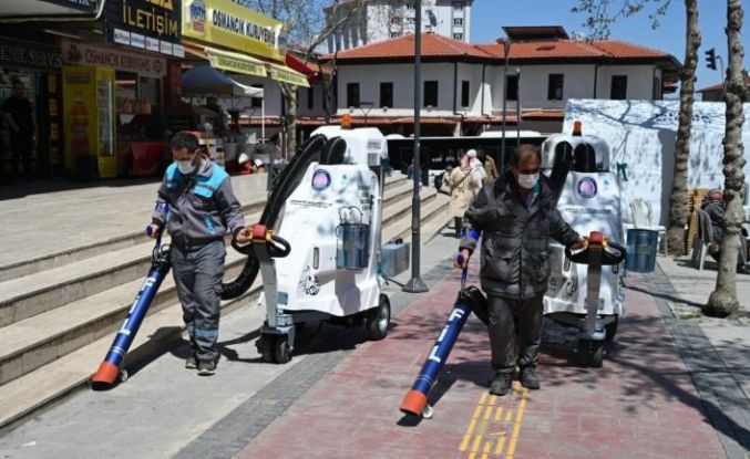 Akülü süpürgeler Isparta sokaklarında