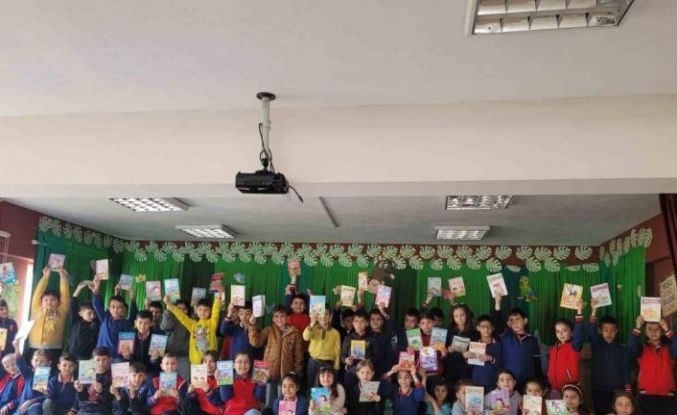 Altıntaş’ta "Okuyan Nesil" projesinde anlamlı etkinlik: Öğrenciler kitap hediyeleşti
