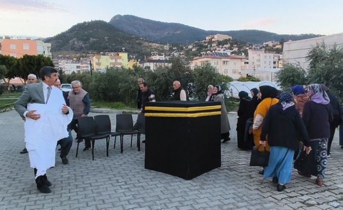 Anamur’da hacı adaylarına Kabe maketiyle uygulamalı eğitim