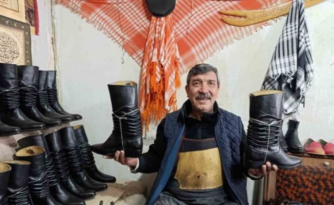 Asırlık kalıplarla körüklü çizme üretiyor