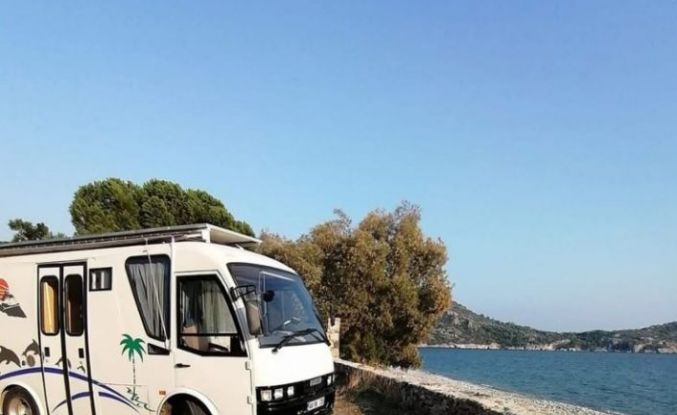 Babasından kalan sessiz hatıralara gözü gibi bakıyor