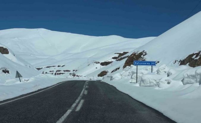 Bahçesaray yolundaki çalışmalara çığ riski nedeniyle ara verildi