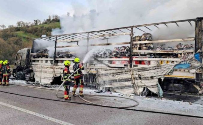Balıkesir’de yanan tır kullanılmaz hale geldi