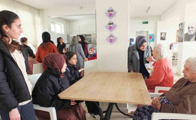 Balıkesirli öğrenciler yaşlıları sevindirdi