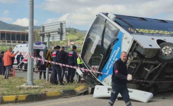 Bartın’da korkutan kaza: Öğrencileri taşıyan otobüs otomobile çarptı