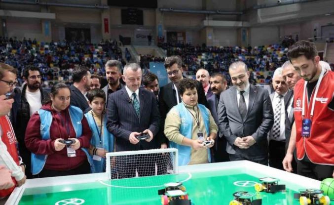 Başkan Büyükakın ve Kocaelisporlu futbolcular "robot futbolu" oynadı