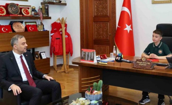 Başkan Toptaş, 23 Nisan’da koltuğunu minik Halil’e devretti
