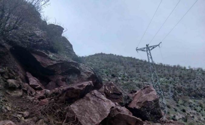 Batman’da dağdan kopan dev kayalar 10’dan fazla yolu ulaşıma kapattı