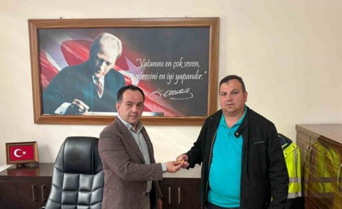 Belediye personelinin bulduğu 17,5 gram altın sahibine teslim edildi