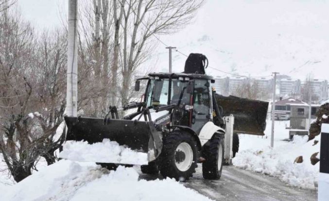 Bitlis’te Nisan ortasında kar mesaisi devam ediyor