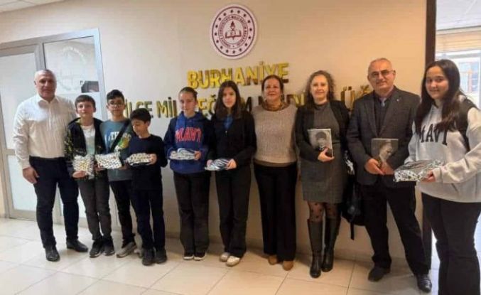 Burhaniye’de başarılı öğrenciler ödüllendirildi