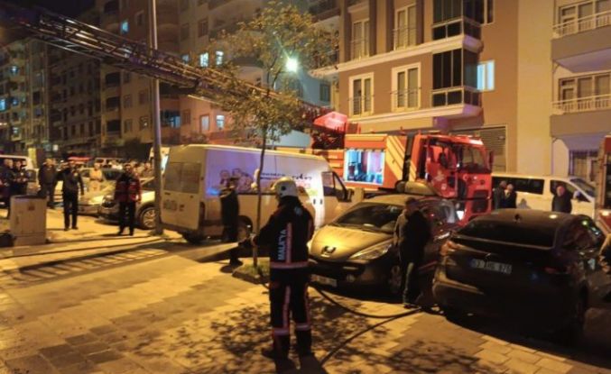 Çakmakla oyun evi yaktı