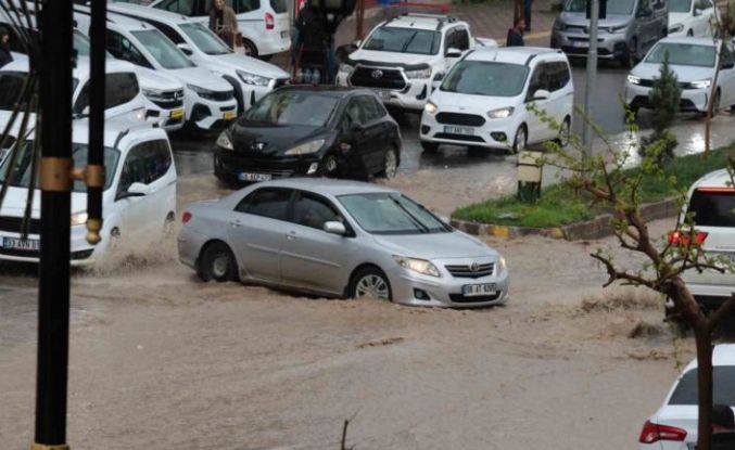 Cizre’de sağanak yağış cadde ve sokakları göle çevirdi