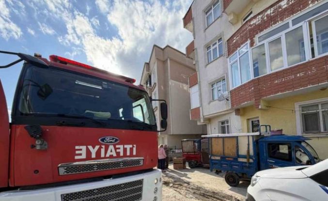 Dairedeki kartonlardan çıkan yangın söndürüldü