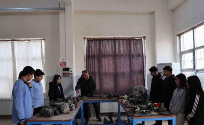 Diyarbakır’da kız ve erkek öğrenciler aldıkları eğitimlerle otomotiv sektörüne giriyor