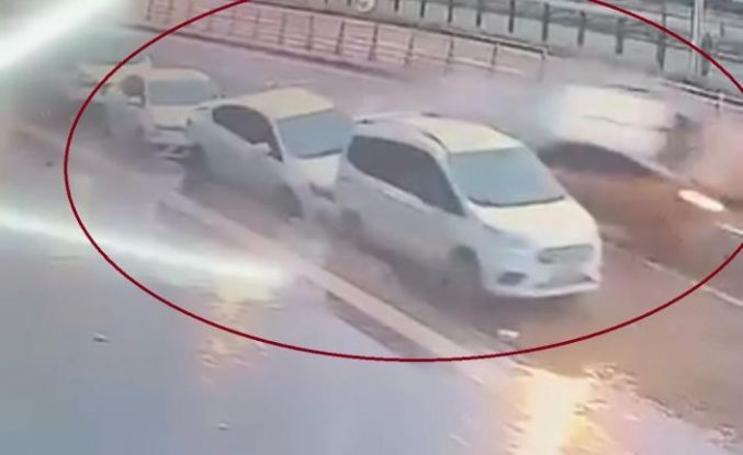 Diyarbakır’da ticari taksinin 3 otomobile çarptığı kaza kamerada