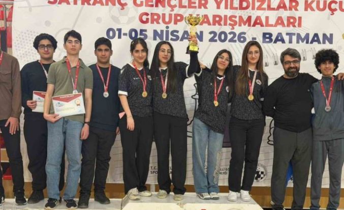 Diyarbakırlı öğrencilerden satrançta çifte zafer