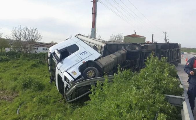 Edirne’de kontrolden çıkan tır devrildi