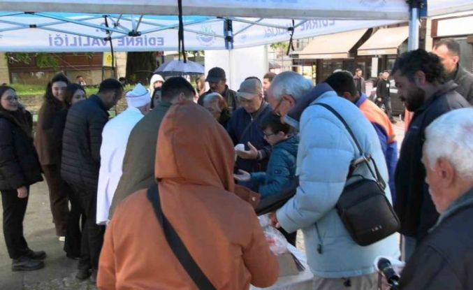 Edirne’de vatandaşlara 22 kilo Kakava kurabiyesi ikram edildi