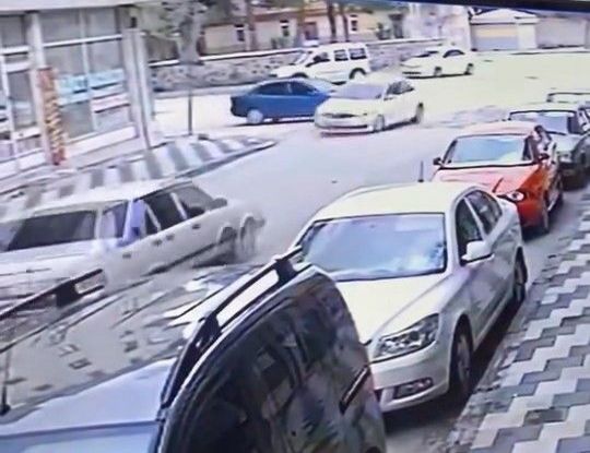 Elazığ’da otomobillerin çarpışma anı kameraya yansıdı