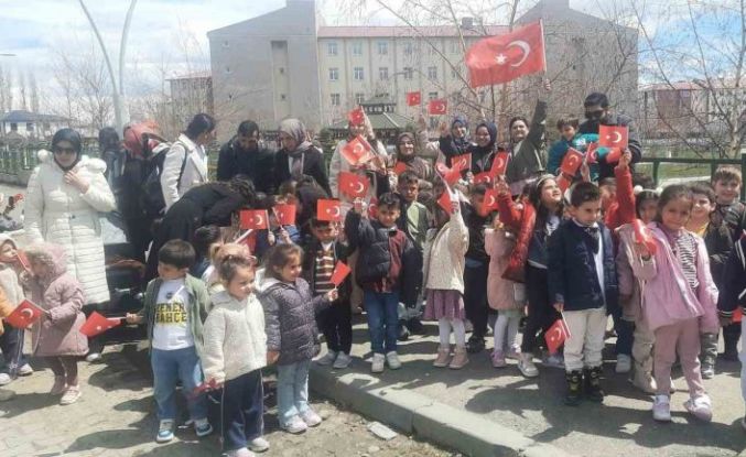 Eleşkirt’te çocuklar ilk bayramlarını aileleriyle okulda kutladılar