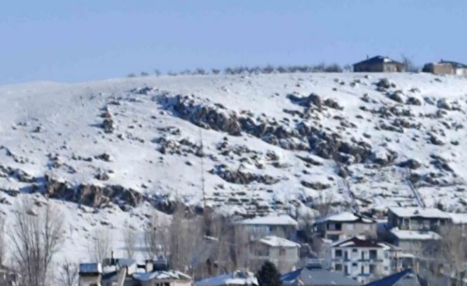 Erciş’te nisan ayında kar yağışı