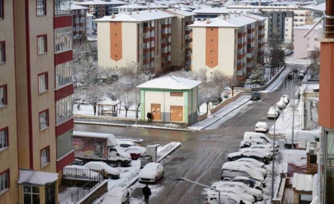 Erzurum güne yine karla uyandı, bölge için zirai don uyarısı geldi