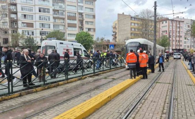 Eskişehir’de tramvayın çarptığı yaşlı kadın yaralandı