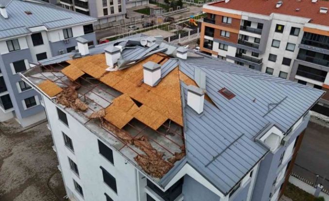 Fırtına binanın çatısını uçurdu, faciadan dönüldü