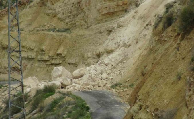 Gercüş’te dev kayalar yolu kapattı