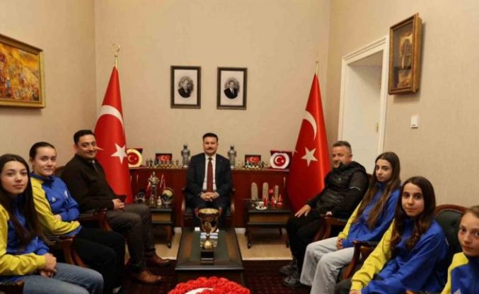 Gökçeada’nın şampiyon kızları kaymakamlık makamında ağırlandı