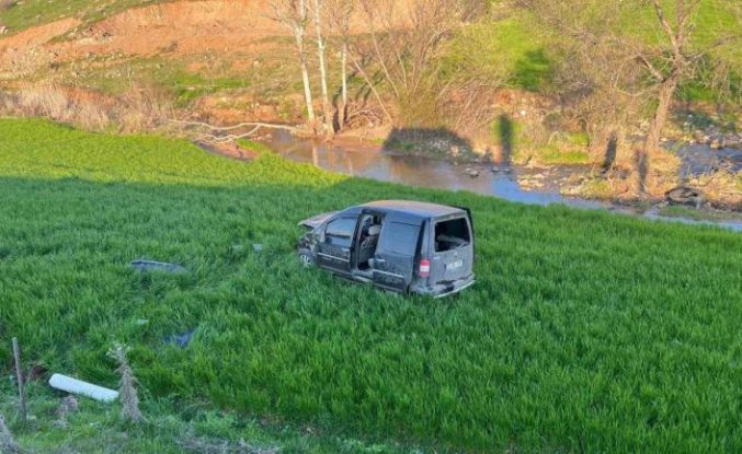 Hafif ticari araç şarampole yuvarlandı
