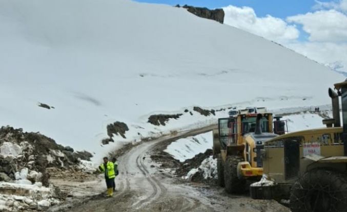 Hakkari İl Özel İdaresi ekipleri geceyi yolda geçirdi