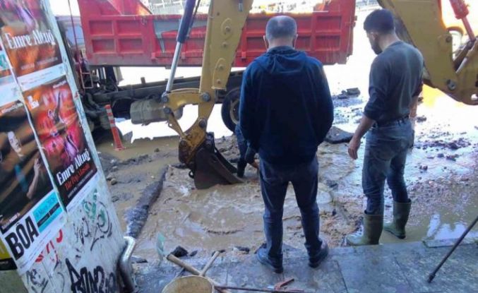 Kadıköy’de ait su borusu patladı, yollar göle döndü