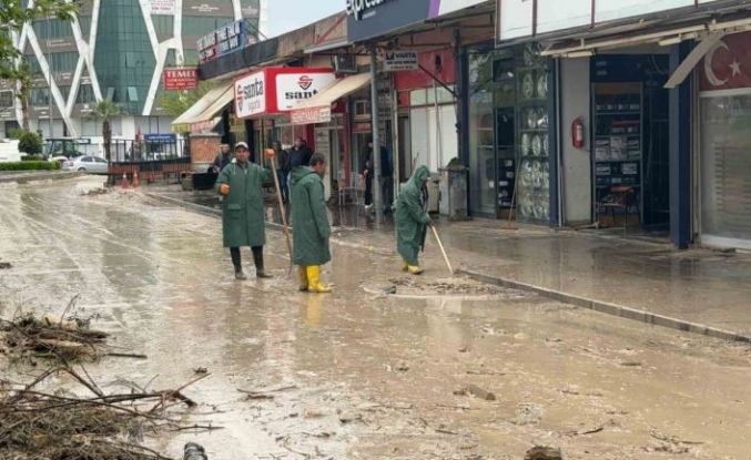 Kadirli’de selin ardından temizlik başladı, esnaf yardım bekliyor