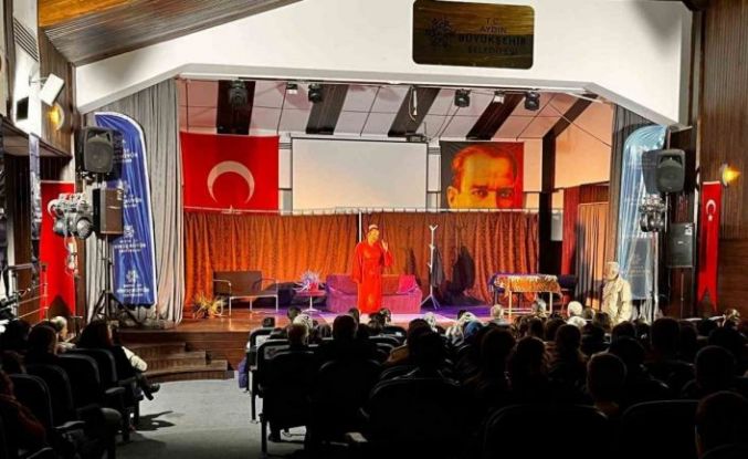 Karacasu’da ’İyi Delirdik’ tiyatro oyunu vatandaşlarla buluştu