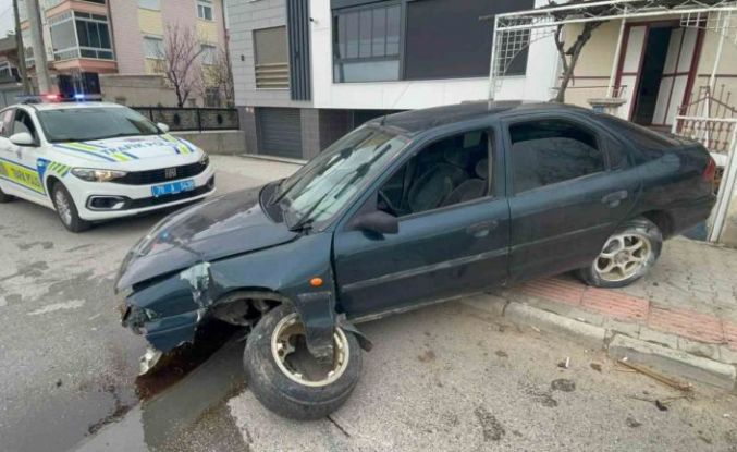 Karaman’da kontrolden çıkan otomobil kaldırıma çıktı