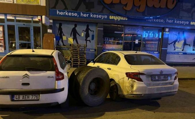 Kars’ta seyir halindeki kamyonun tekeri koptu: Park halindeki araçlar zarar gördü