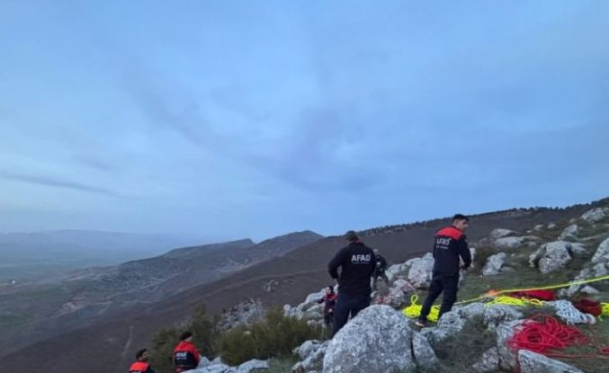 Kayalıklarda mahsur kalan keçiyi arama kurtarma ekipleri kurtardı