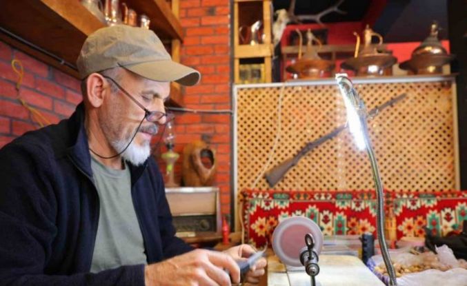 Kendi yaptığı torna ile el emeğini sanata dönüştürüyor