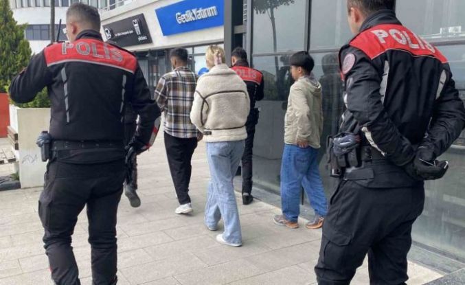 Kız kardeşini kafede bir erkekle görünce ortalığı birbirine kattı