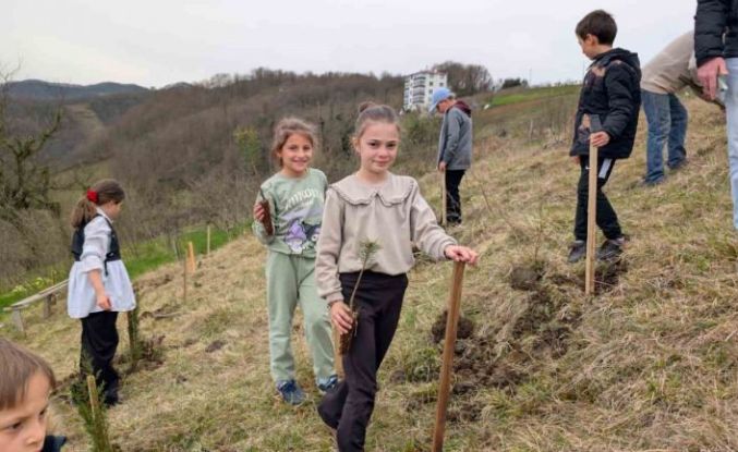 Köylerine hatıra ormanı kazandırdılar