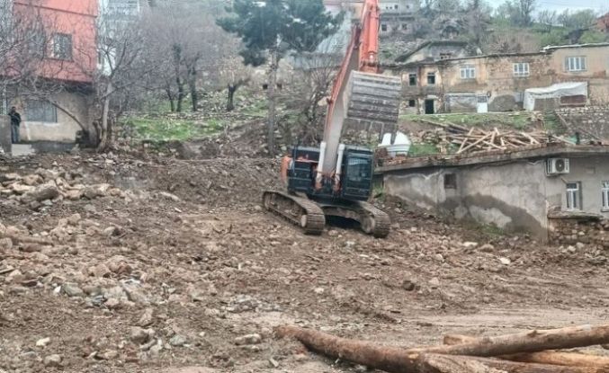 Kozluk’ta vatandaşların kabusu haline gelen çamurlu köy yolları onarıldı