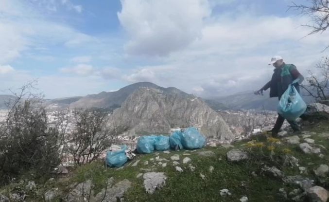 Kuşkonmaz için çıktığı dağda 6 torba çöp topladı