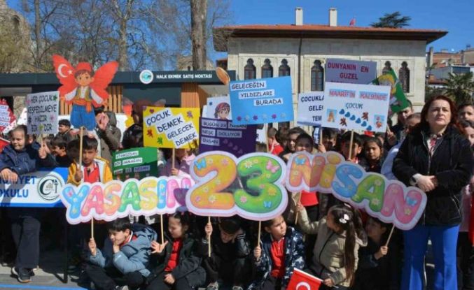 "Maarifin Kalbinde Çocuk" kortej yürüyüşü