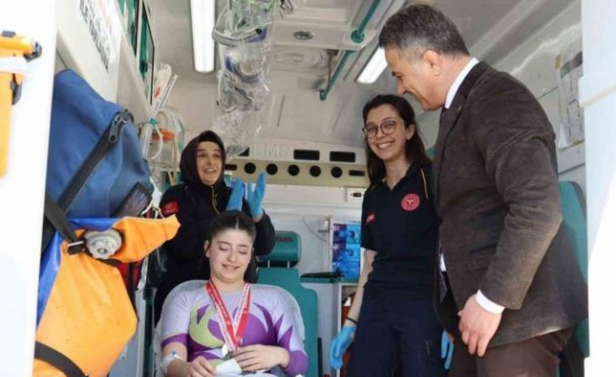 Madalyasını ambulansta aldı