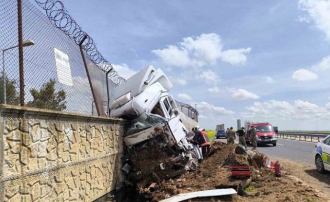 Mardin’de kontrolden çıkan yakıt tankerinin sürücüsü yaralandı