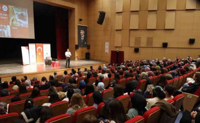 Mesleki tecrübelerini aday öğretmenlerle paylaştı