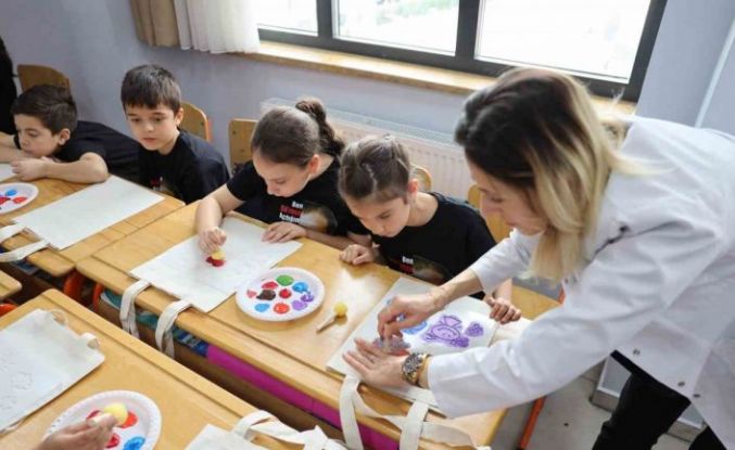 Minik öğrenciler için 23 Nisan temalı sanat atölyesi düzenlendi
